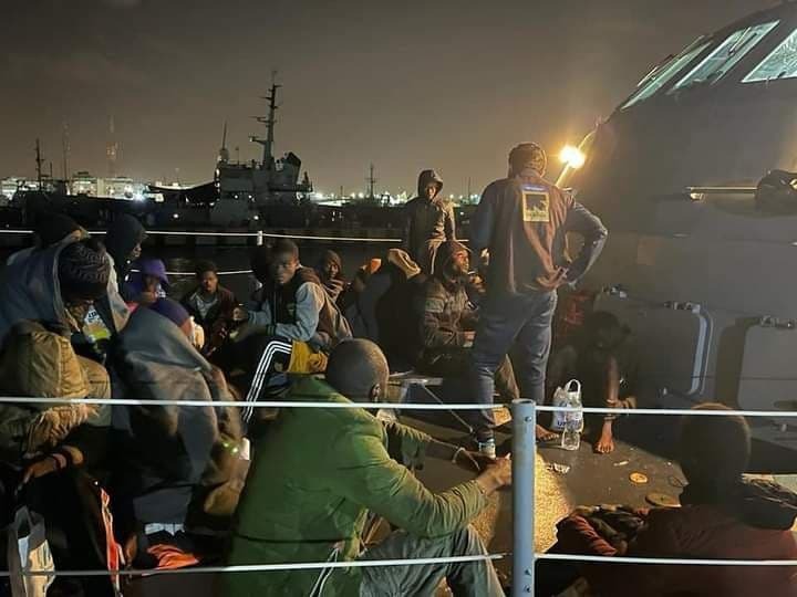 البحرية الليبية تنقذ عشرات المهاجرين (4)
