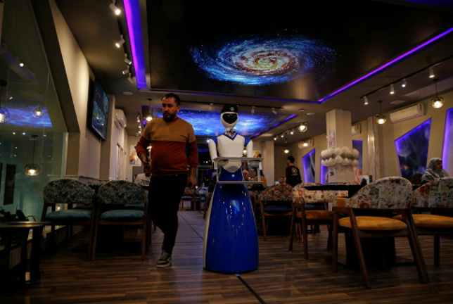 مطعم عراقى يستخدم الروبوت النادل