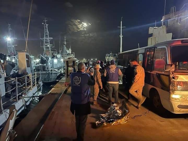 البحرية الليبية تنقذ عشرات المهاجرين (3)