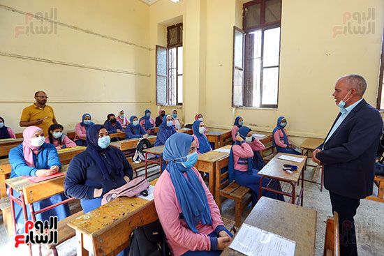 تسليم أجهزة التابلت لطالبات مدرسة السنية الثانوية بالقاهرة (1)