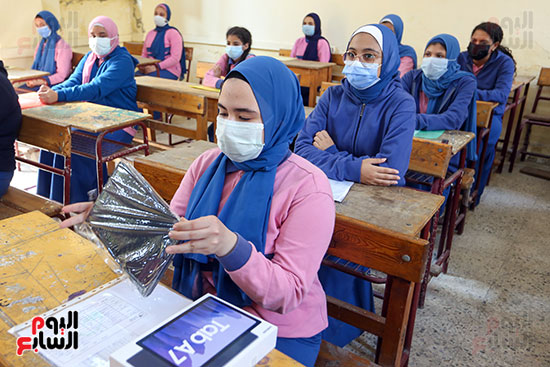 تسليم أجهزة التابلت لطالبات مدرسة السنية الثانوية بالقاهرة (6)
