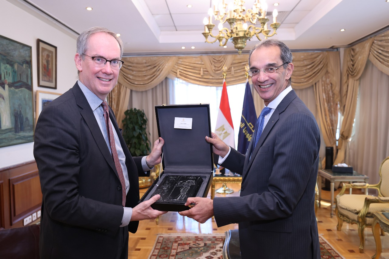 وزير الاتصالات خلال لقائه مع السفير السويدي بالقاهرة