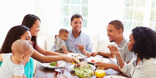 تناول الطعام مع الأسرة
