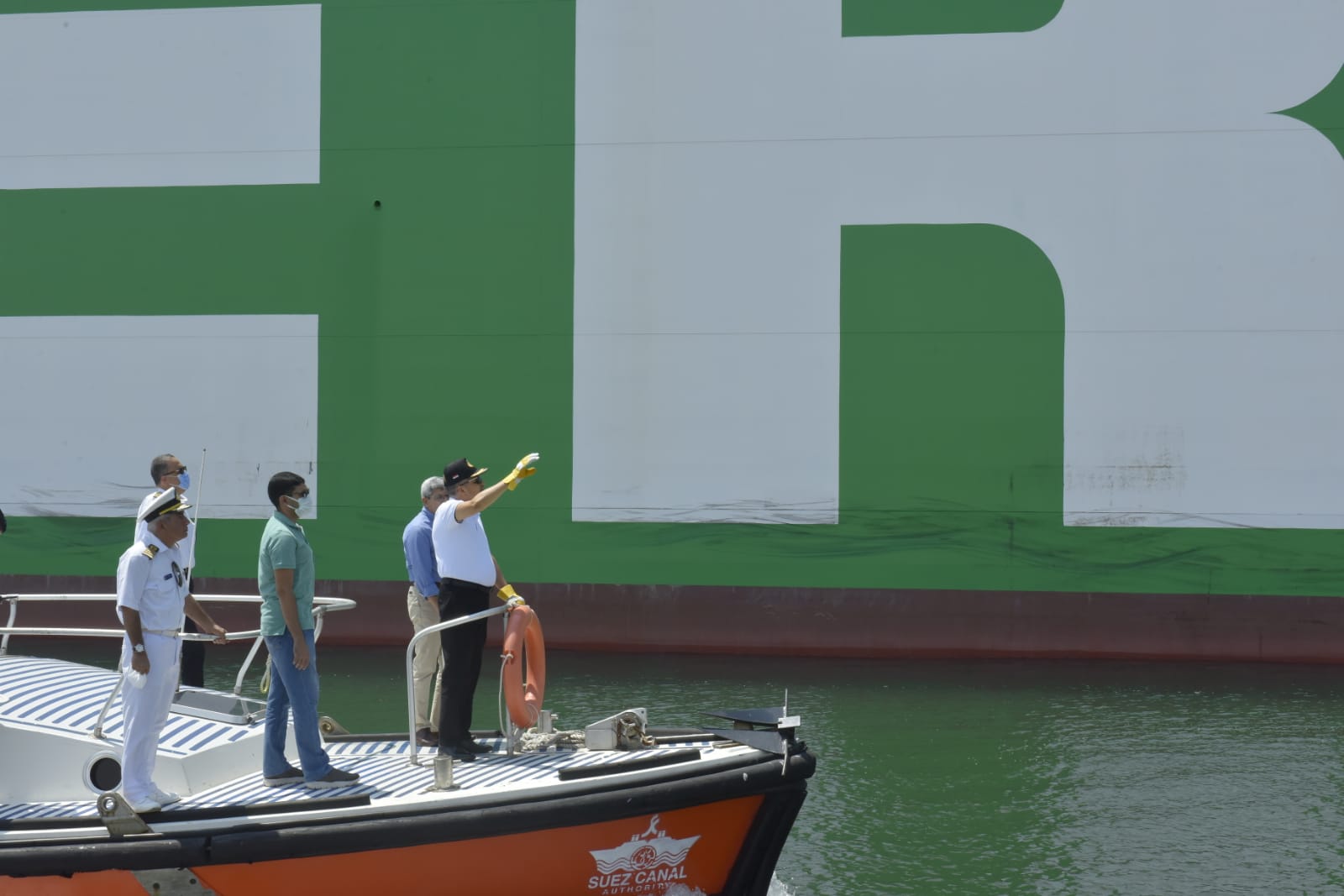 جانب من عبور السفن في قناة السويس (4)