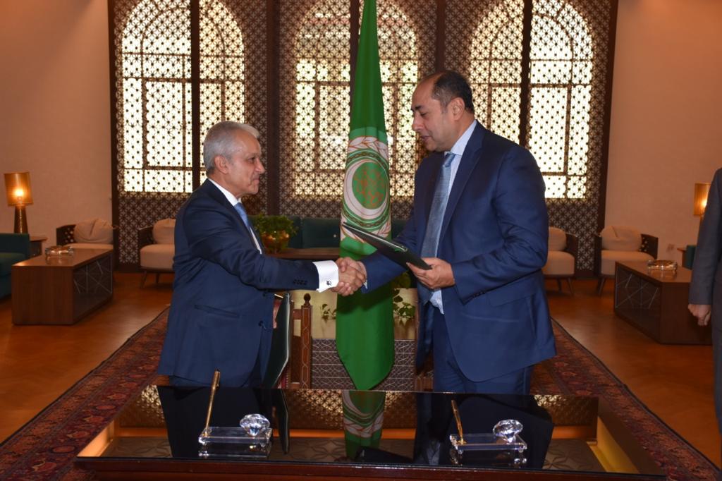الأمين العام المساعد السفير حسام زكى بعد التوقيع على مذكرة التفاهم