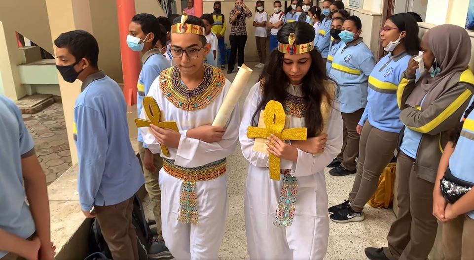 طلبة مدرسة السلام بالأقصر بالزي الفرعونى