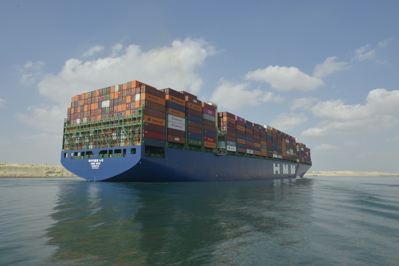 جانب من عبور السفن في قناة السويس (1)