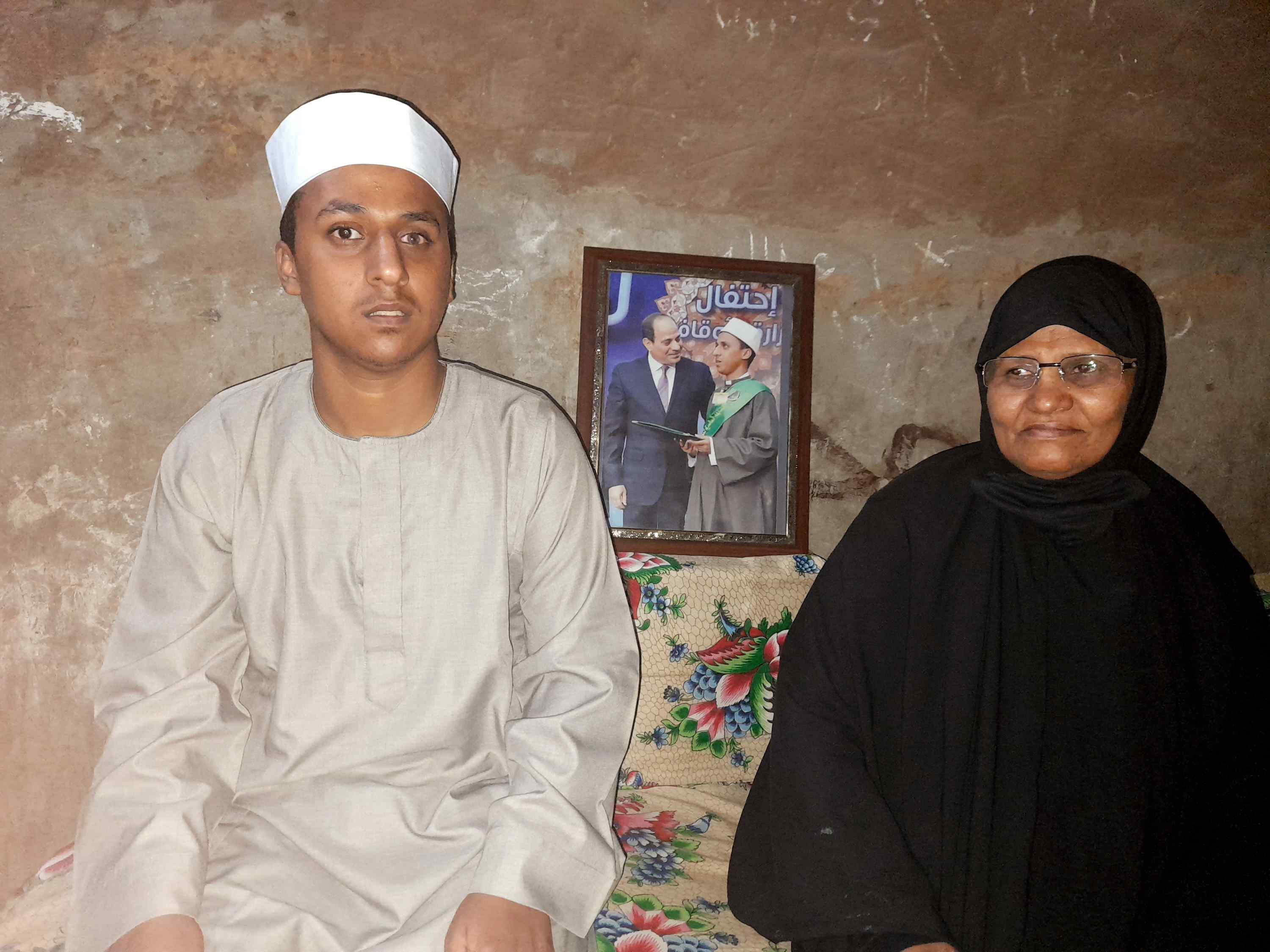 عبدالرحيم مع والدته
