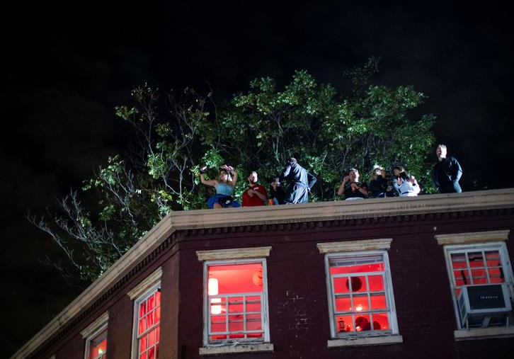 يشاهد الناس المحتفلين من الشرفة خلال موكب الهالوين بمدينة نيويورك
