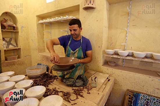 محمود يوسف فى صناعة الخزف بالفيوم (24)
