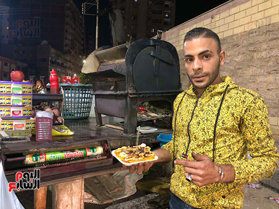 أحمد-جمعة-يبيع-البطاطا-بالفواكه-والشوكولاتة
