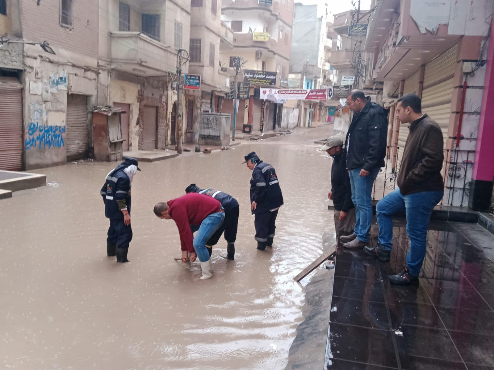 رفع مياه الامطار من الشوارع بدسوق