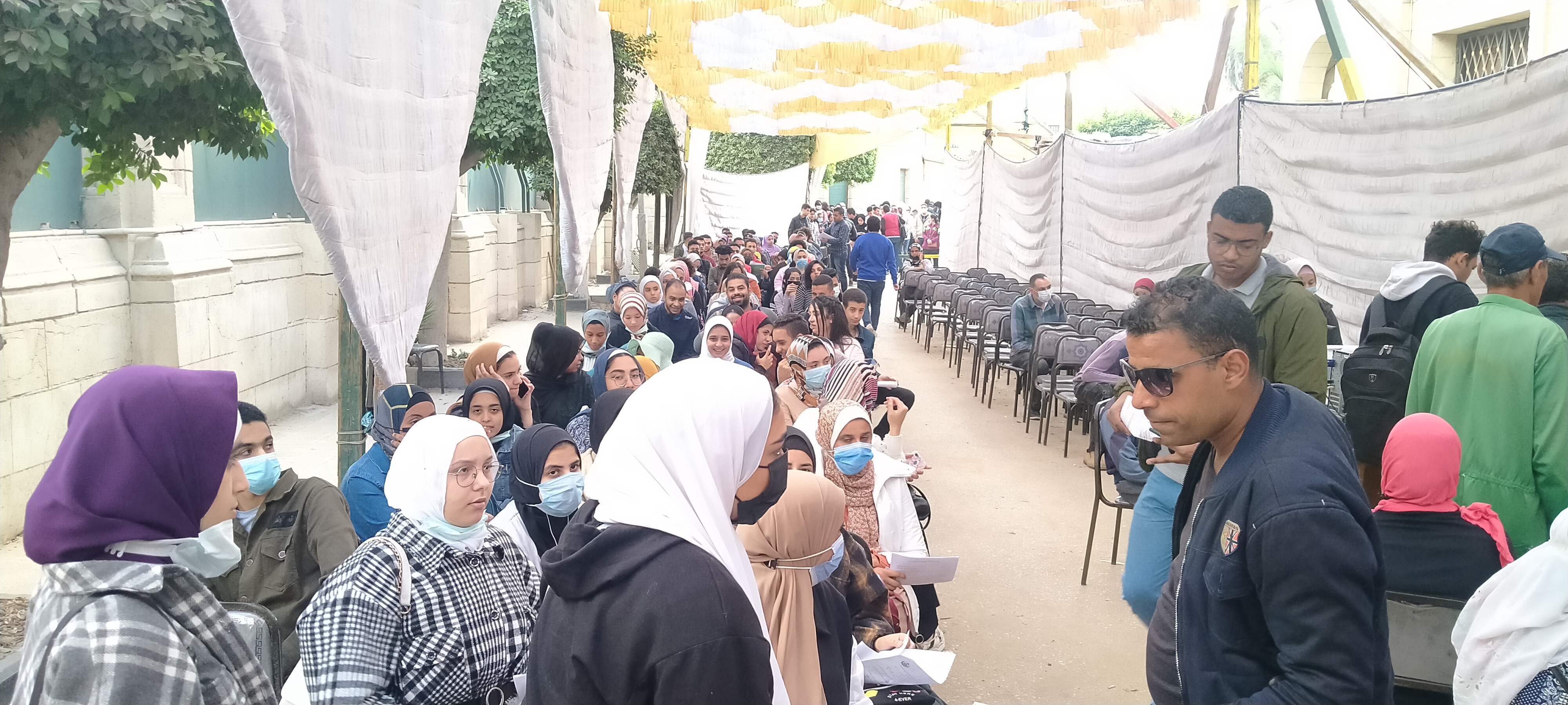 إقبال طلاب جامعة القاهرة على نقطة التطعيم المركزية للحصول على لقاح كورونا