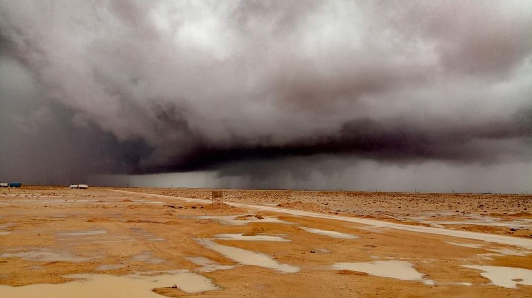 الامطار والسحب الكثيفة في صحراء مطروح