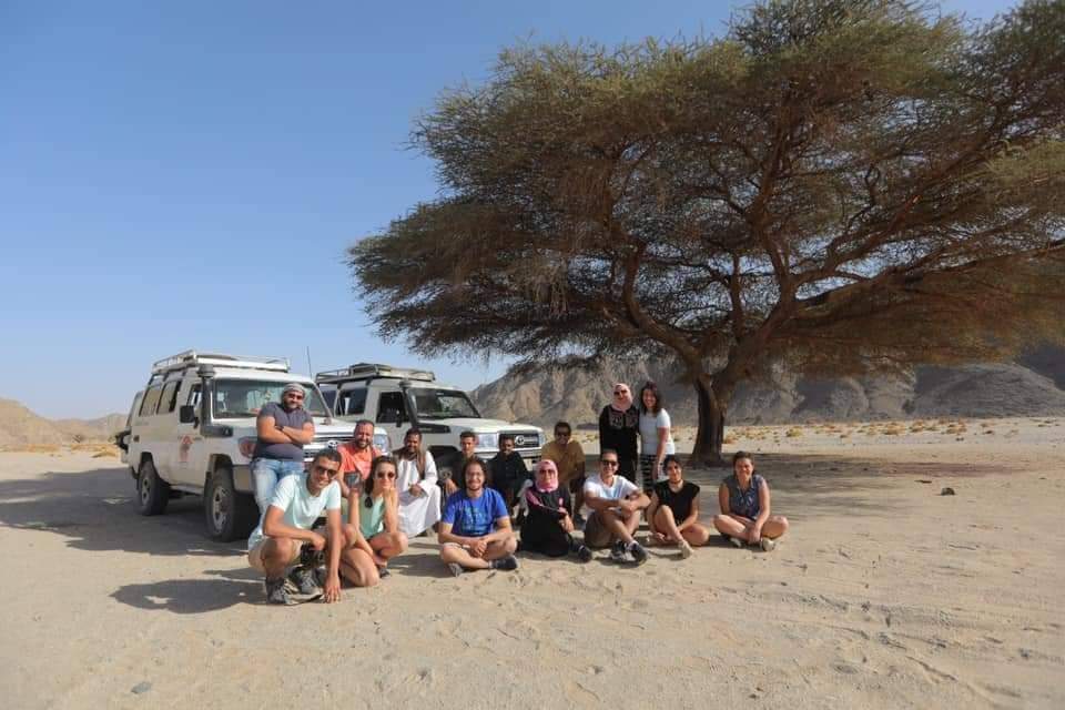 مجموعة سياح خلال رحلة سفاري بصحراء البحر الأحمر 