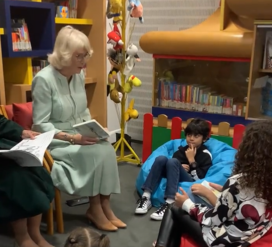 دوقة كورونال تقرأ للاطفال فى مكتبة الإسكندرية