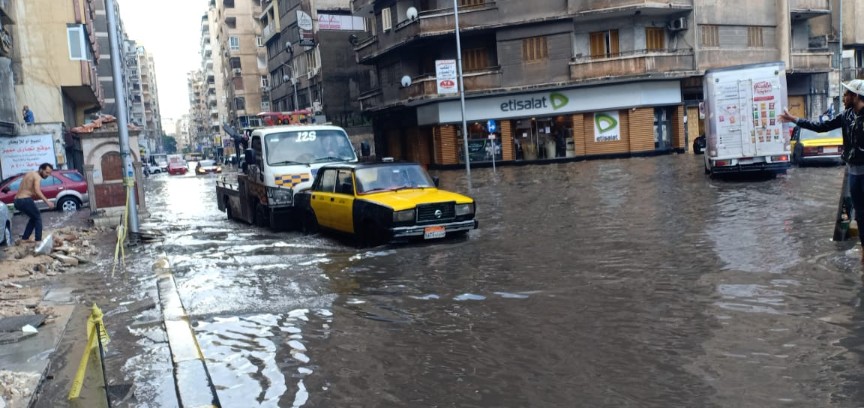 غرق السيارات في مياه الأمطار
