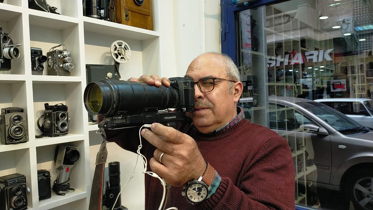 المهندس مختار عبد الفتاح حاملا كاميرا قديمة