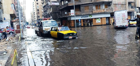 غرق-السيارات-في-مياه-الأمطار