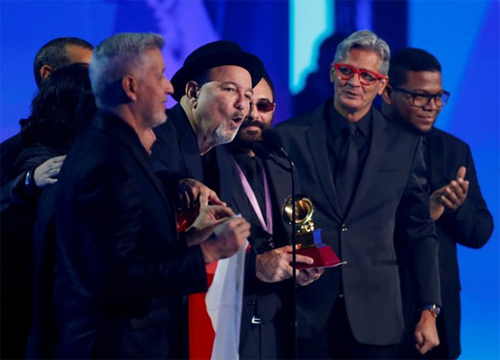 روبن بليد جائزة ألبوم العام خلال العرض السنوي الثاني والعشرين لجوائز جرامي اللاتينية