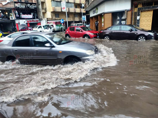 مياه-الأمطار-تعيق-حركة-السيارات