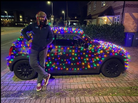 British man supplies his car with 2,000 light bulbs for charity (1)