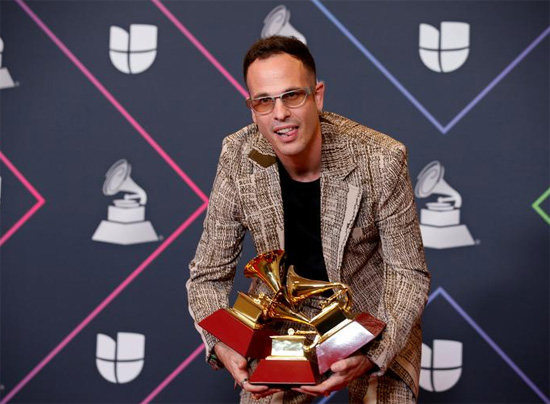 Alizzz ، الحائز على جائزة Best Pop  Rock Song  الجوائز في غرفة التصوير خلال العرض السنوي الثاني والعشرين لجوائز جرامي اللاتينية