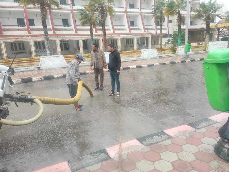 رفع مياه الامطار المتبقية من شوارع مصيف بلطيم