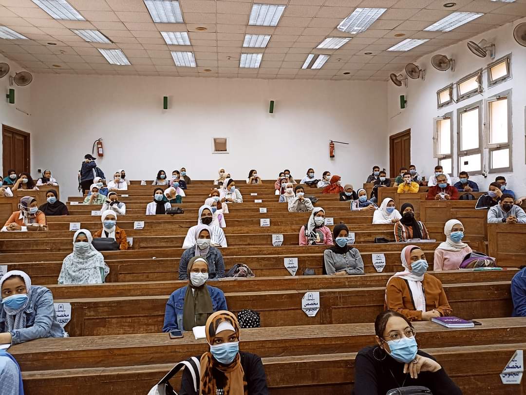 طلاب كلية التربية بجامعة حلوان