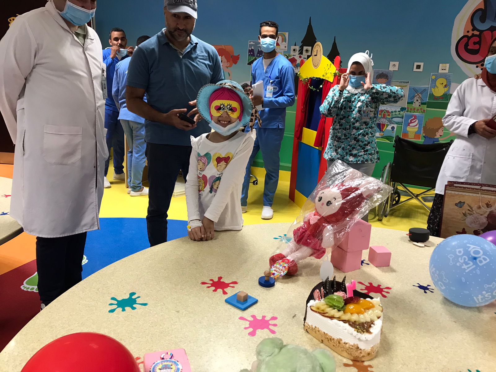 مستشفى سرطان الأقصر تنظم حفل عيد ميلاد للطفلة ليان محاربة السرطان