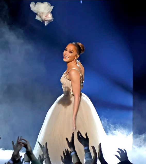 جينيفر لوبيز وصورة أخرى