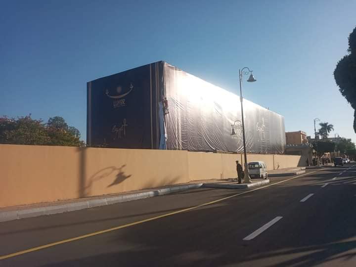 أكبر جدارية تحمل شعار الحفل العالمى لإفتتاح طريق الكباش