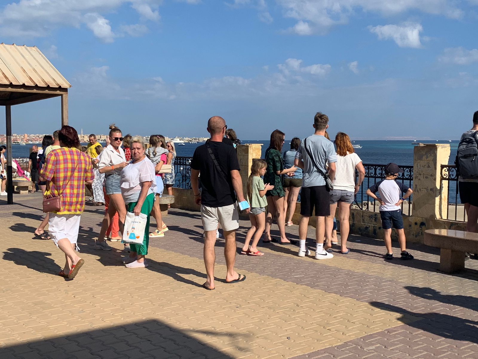 اقبال كبير من السياح على كورنيش الغردقة