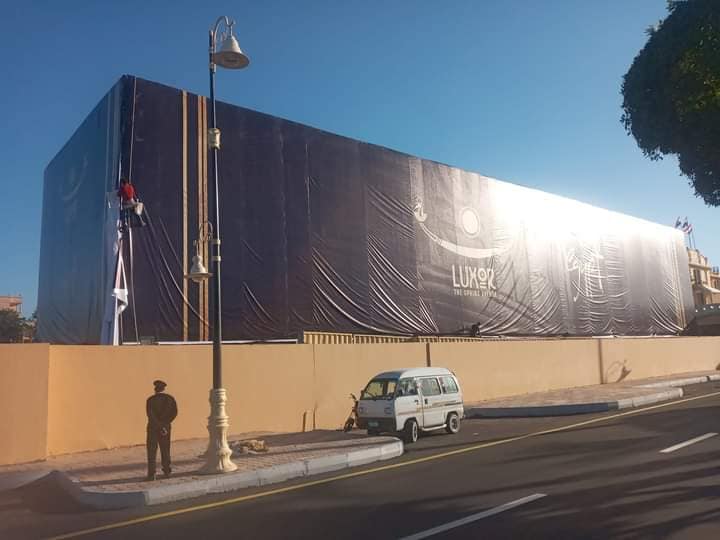 تركيب أكبر جدارية تحمل شعار الحفل العالمى لإفتتاح طريق الكباش