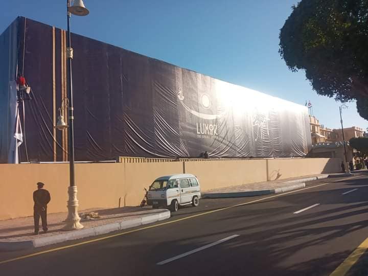 جدارية تحمل شعار الحفل العالمى لإفتتاح طريق الكباش بكورنيش الأقصر