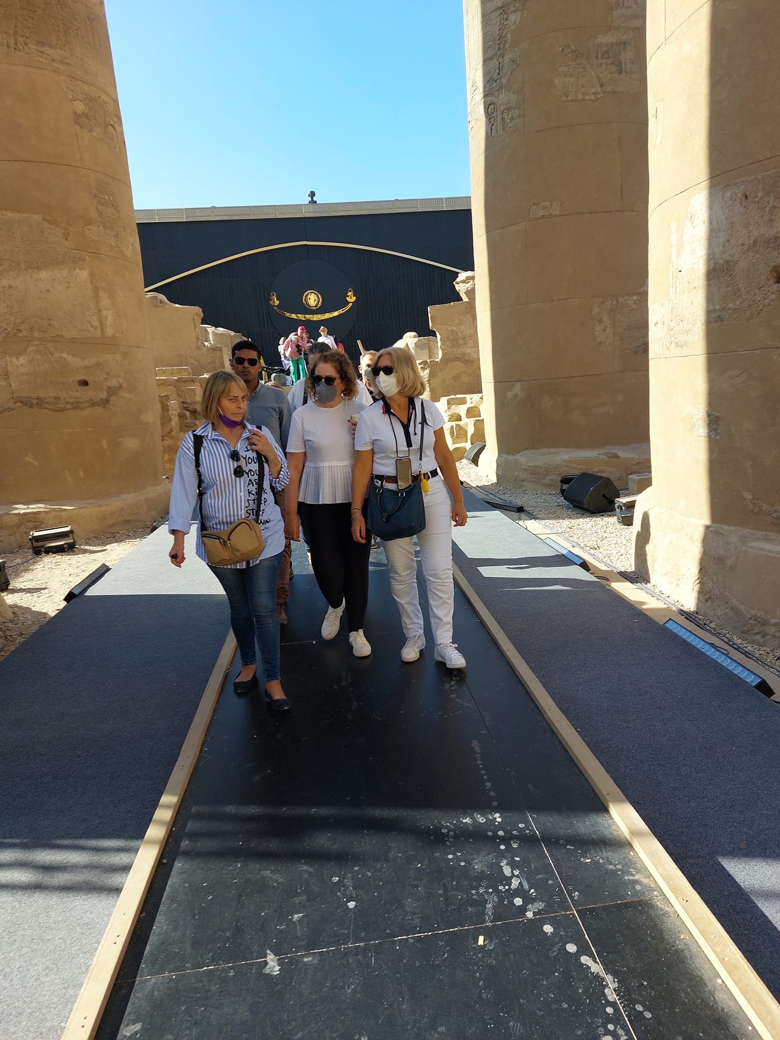 استمتاع الافواج السياحية بمعبد الأقصر قبل حفل الكباش