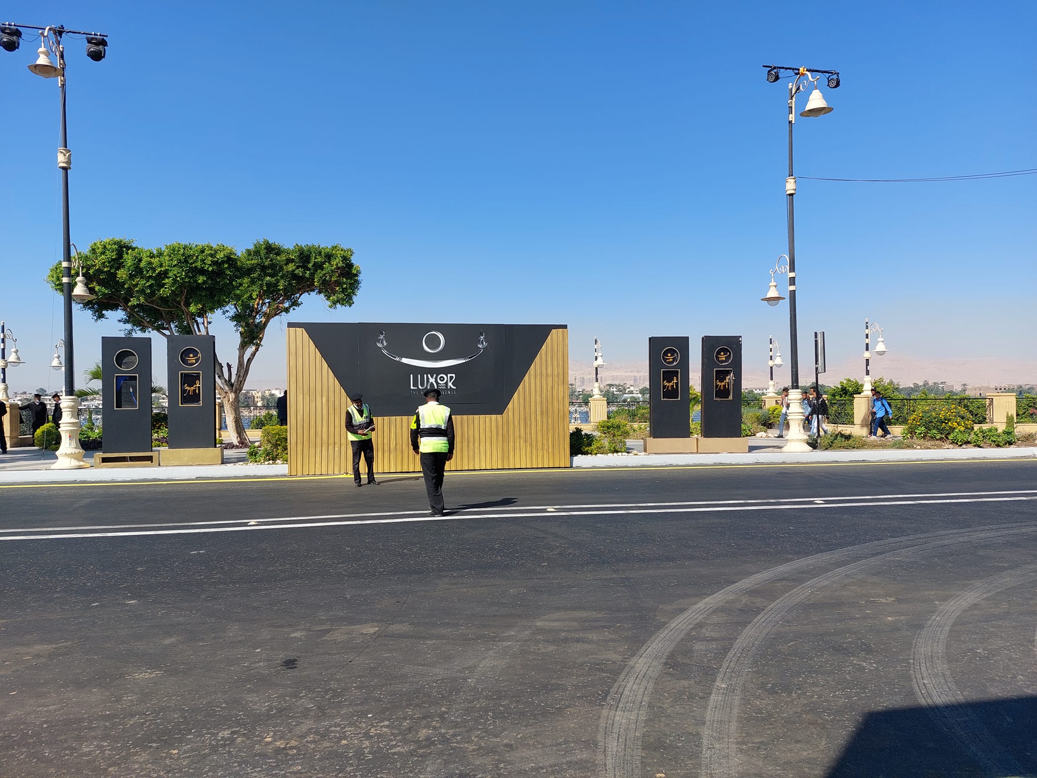 البوابات والتجهيزات على كورنيش النيل أمام معبد الأقصر