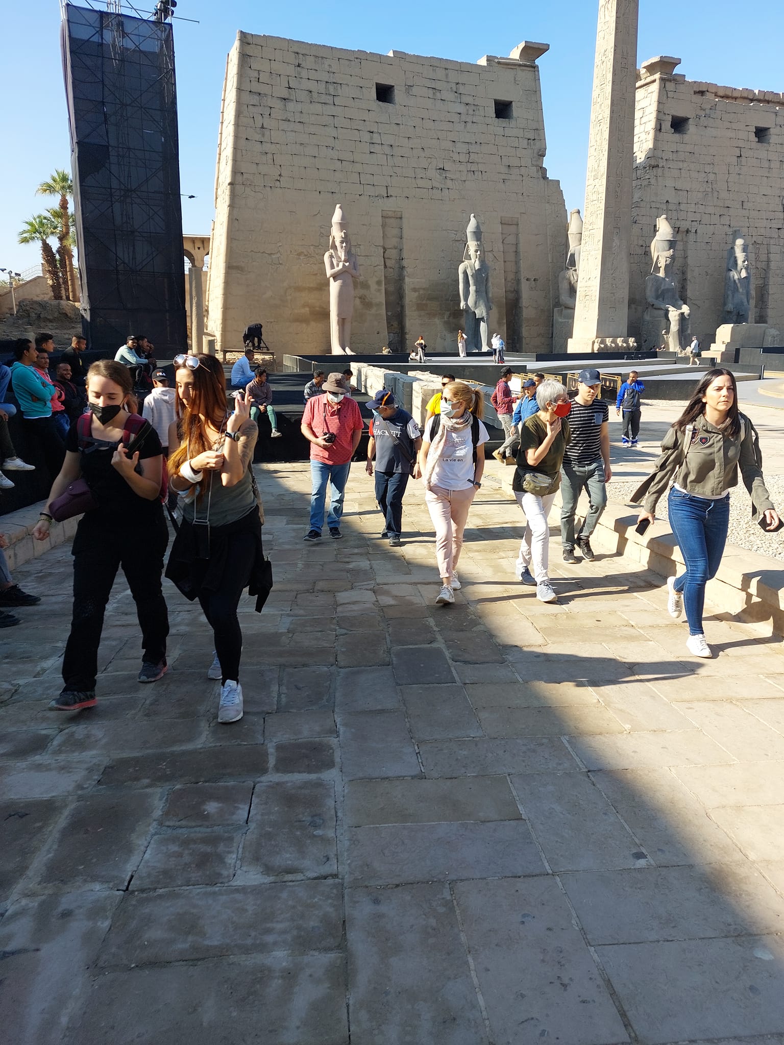 السياح يزورون معبد الأقصر قبل الحفل