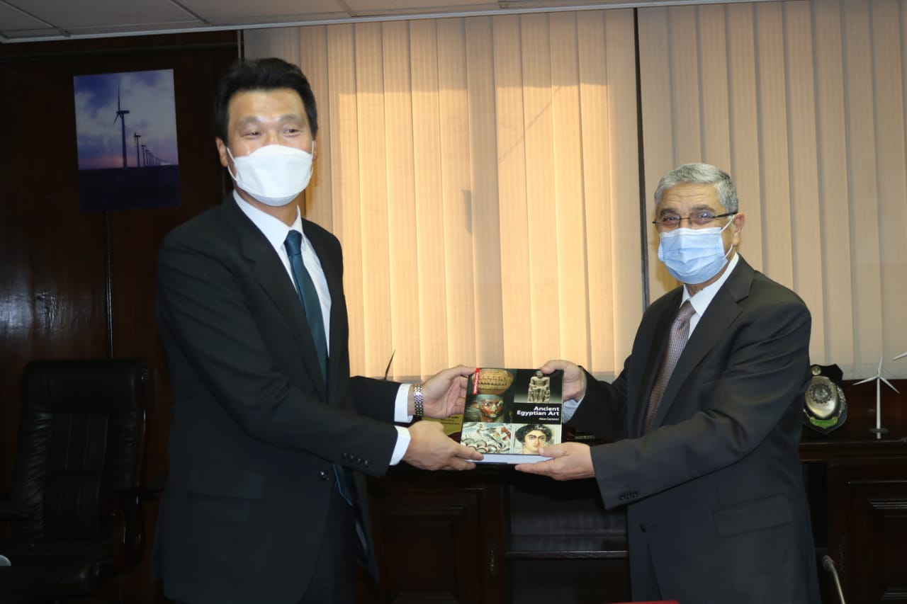سفير كوريا يطلب توقيع مذكرة تفاهم مع الكهرباء للتعاون فى إنتاج الهيدروجين الاخضر