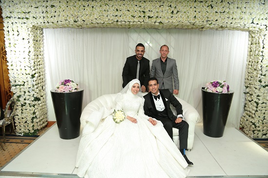 العروسان مع الزميل هاني عزب صديق العريس