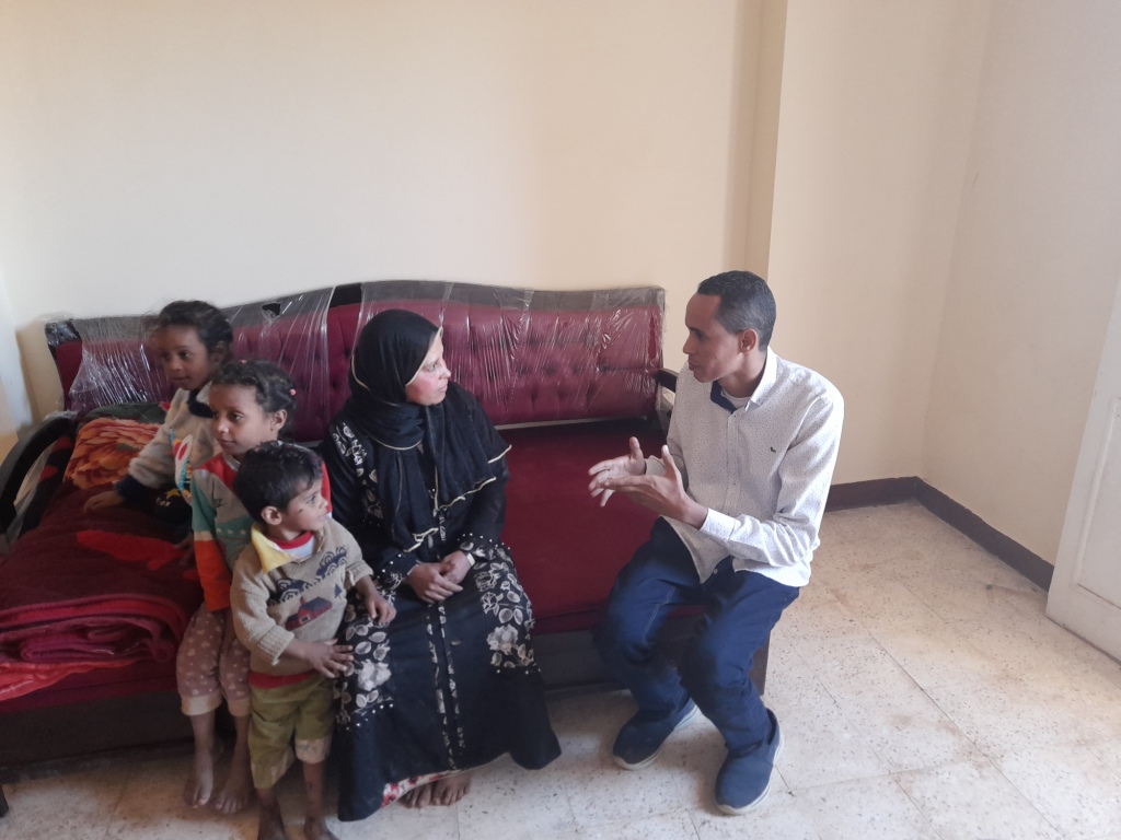 صحفى اليوم السابع مع الأسر المتضررة من السيول