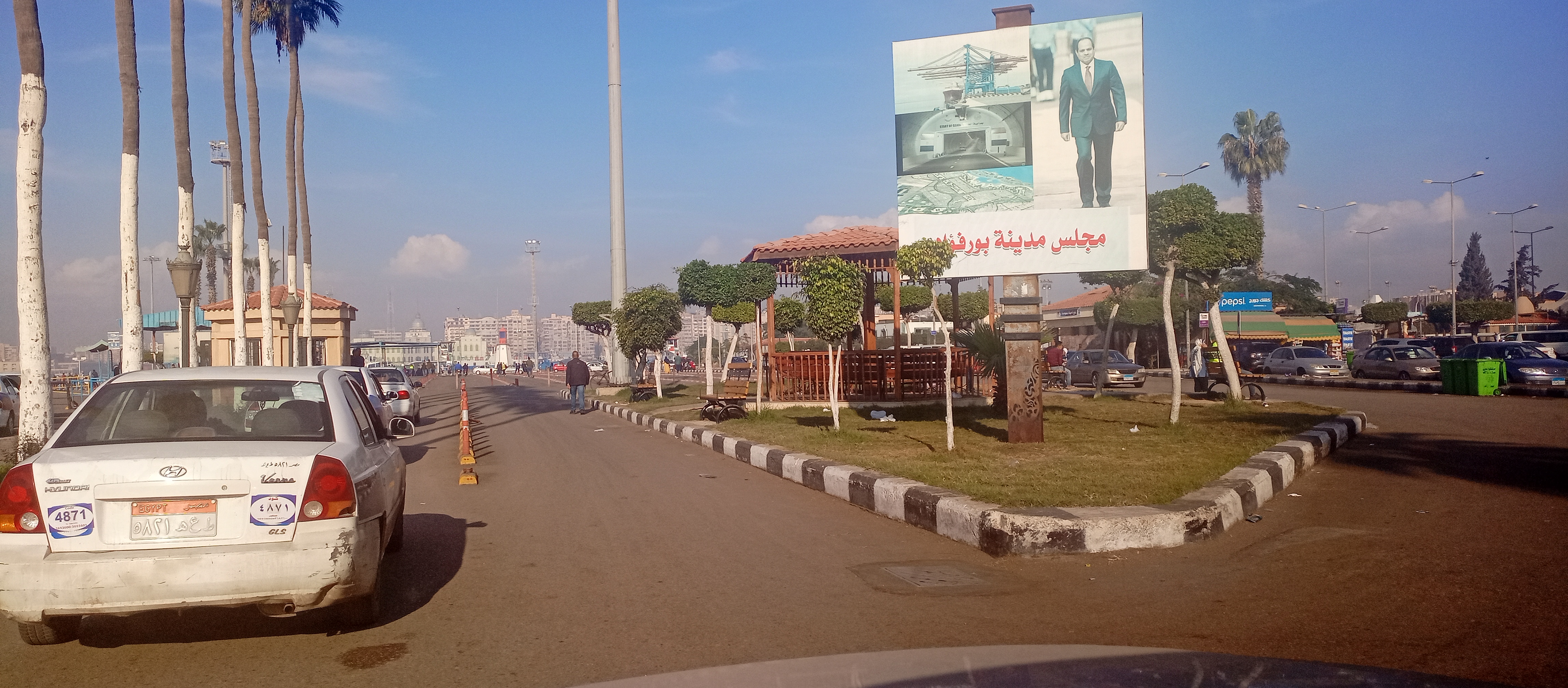 مدخل مدينة بورفؤاد وسيارات متجهة إلى بورسعيد