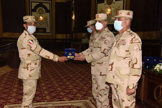 وزير-الدفاع-يتفقد-معسكر-إعداد-وتأهيل-مقاتلى-شمال-سيناء-(6)