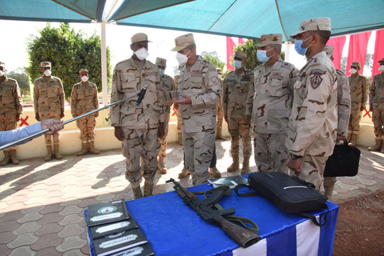 وزير-الدفاع-يتفقد-معسكر-إعداد-وتأهيل-مقاتلى-شمال-سيناء-(4)