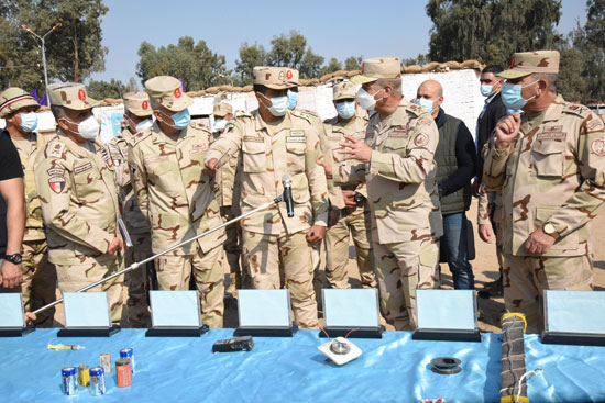 وزير-الدفاع-يتفقد-معسكر-إعداد-وتأهيل-مقاتلى-شمال-سيناء-(5)