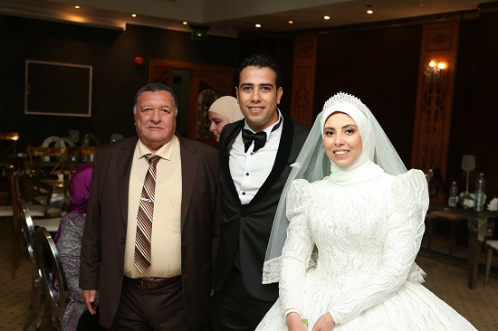 العروسان مع والد العريس الحاج محمود العرابي
