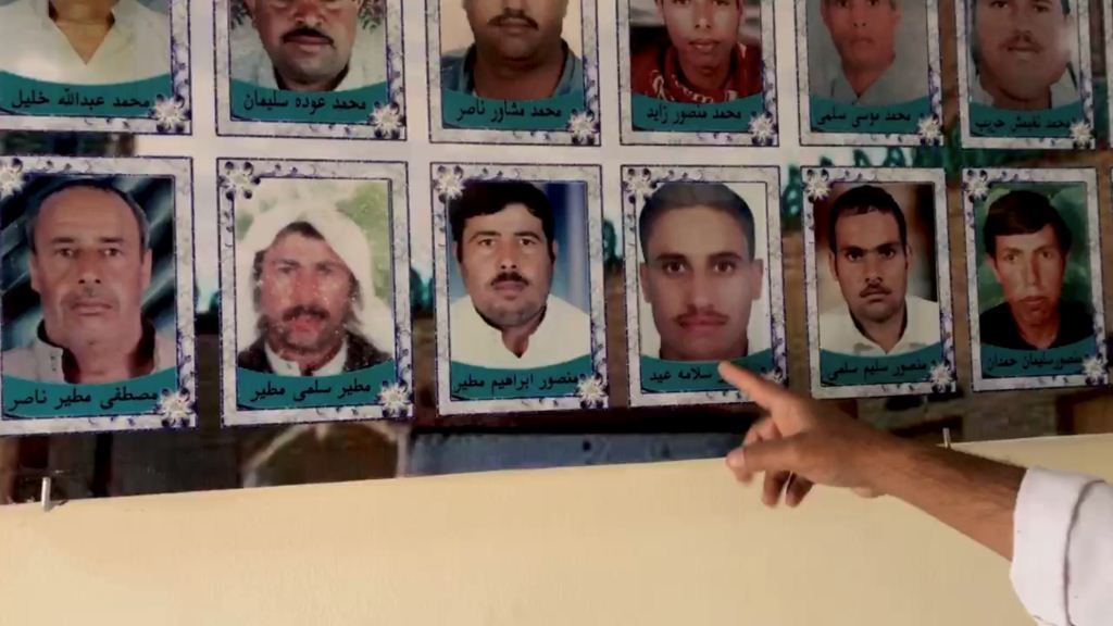يشير لشهداء فقدهم كانو معه فى المسجد يشير لشهداء فقدهم كانو معه فى المسجد