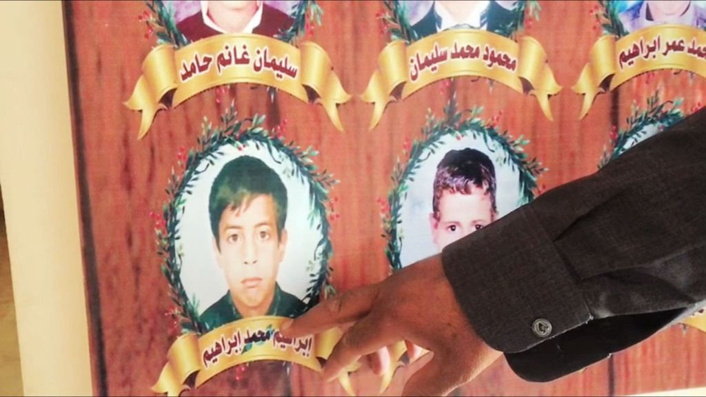 يشير لطفله الشهيد يشير لطفله الشهيد