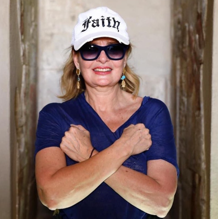 الفنانة يسرا