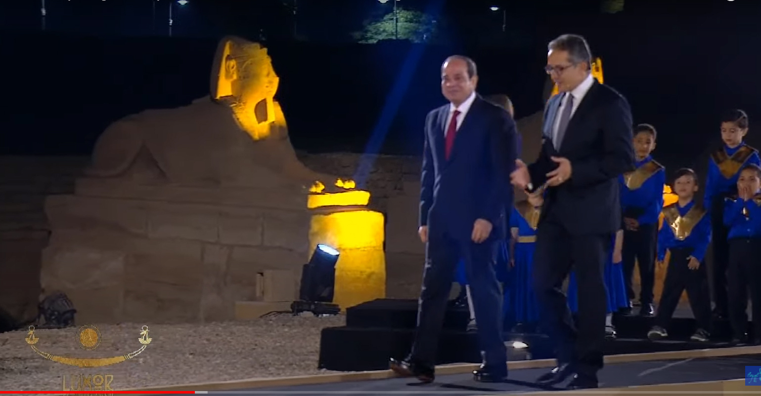 الرئيس السيسي يستمع لشرح وزير الآثار حول طريق الكباش